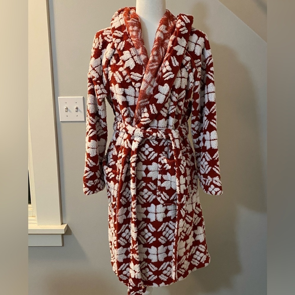 Vera Bradley jacquard fleece robe in Star Intarsia Red size small / medium